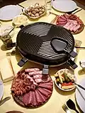 Raclette ist eine Käse-Speise, typisch für das Wallis