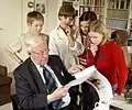 Helmut Schmidt im Jahr 2006 mit Kinderreportern