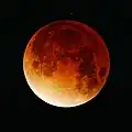 Eine Mondfinsternis im Jahr 2003. Trotz der Verdunkelung sieht man noch den kompletten Vollmond.