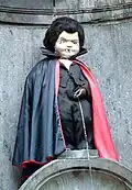 Das Manneken Pis aus Brüssel, mal als Dracula verkleidet