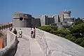 Auf der Mauer von Dubrovnik, einer alten Stadt in Kroatien