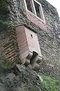 Eine Toilette an einer alten Burg.