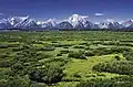 Ein riesiges Gebiet mit Flächen und Gebirge in einem Nationalpark in Wyoming in den USA