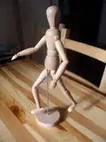 Eine Gliederpuppe ist ein Modell eines Menschen. Sie hilft Malern und Zeichnern, sich den Körper besser vorzustellen.
