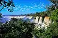 Ganz im Nordosten des Landes liegen die Iguazú-Wasserfälle. Sie gehören zu den größten Wasserfällen der Welt.