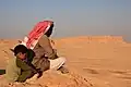 Ein Beduine mit einem Kind in der Syrischen Wüste.