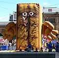 Bernd als Kletterwand