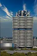 Das BMW-Hochhaus in München, das an einen Automotor erinnern soll