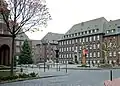 Der Platz vor dem Rathaus heißt Ernst-Wilczok-Platz, nach einem früheren Oberbürgermeister.