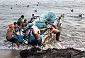 Fischer mit einem Fischerboot vor der Küste von Acapulco in Mexiko