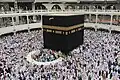 Die Kaaba in Mekka, umgeben von vielen muslimischen Pilgern
