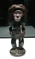 Diese Holz-Statue mit echten Haaren kommt aus Angola. Sie steht heute in einem Museum in Berlin.