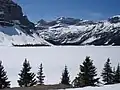 Kanada liegt weit im Norden, deshalb ist dieser See gefroren und es gibt viel Schnee.