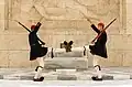 Diese griechischen Soldaten marschieren am Grab des Unbekannten Soldaten in Athen.