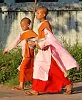 Diese Mädchen sind Novizinnen und werden später buddhistische Nonnen sein.
