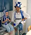 Fernsehmoderatorin Sonya Kraus und ein Kind in Schalke-Fanbekleidung