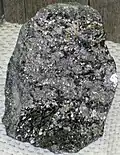 Dieser Gesteinsbrocken enthält ein Mineral mit Kobalt.