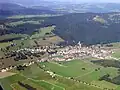 Kleine Dörfer, Äcker, Weiden und Wald sind typisch für den Kanton Neuenburg.