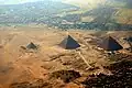 Die Pyramiden aus einem Flugzeug heraus fotografiert. Etwas rechts unten im Bild ist die Sphinx.