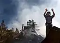 Feuerwehrmann am 11. September 2001 in New York braucht die Hilfe von 10 Kollegen.