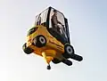 Dieser Heißluftballon macht Werbung für solche Gabelstapler.
