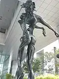 Diese Statue steht in Singapur. Sie soll den Naturwissenschaftler Isaac Newton ehren.