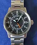 Auf dieser Uhr für Piloten kann man zwei Zeitzonen anzeigen lassen. Die zweite erkennt man am orangenen Zeiger.