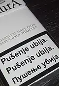 „Rauchen tötet“ steht hier dreimal auf einer Zigarettenpackung, selbst wenn der Text in den verschiedenen Sprachen gleich ist.