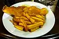 In Großbritannien mag man „Fish and chips“: Pommes mit einem panierten Stück Fisch.
