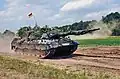 „Leopard“ heißt so ein Panzer, wie ihn auch die deutsche Bundeswehr hat.