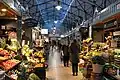 Eine Markthalle in Finnland. In solchen Hallen sieht man viele Stände und Läden unter demselben Dach.