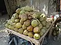 Ein Stand mit Kokosnüssen in Indien