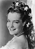 Die Schauspielerin Romy Schneider spielte Elisabeth um das Jahr 1955 in den berühmten „Sissi“-Filmen und wurde dadurch selbst berühmt.