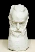 Diese Statue aus Marmor hat der berühmte Auguste Rodin gemacht.