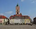 Auf dem Brunnenplatz. Der Turm gehört zur Marienkirche.