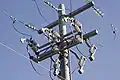 … statt Wasserteilchen fließen hier Elektronen und das Bett des Bachs wäre das Kabel.