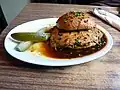 Das „warme Hamburger Rundstück“ ist ein Weizenbrötchen mit einer Bratenscheibe darauf und Bratensoße.