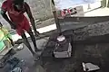 Ein Handwerker gießt Töpfe aus Aluminiumresten, die er selber eingeschmolzen hat.