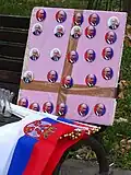 Hier in Serbien verkauft jemand Buttons mit Putins Gesicht.
