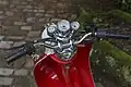 Auf einem alt aussehenden Motorrad, Retro Star