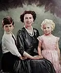 Der achtjährige Charles mit seiner Mutter und seiner jüngeren Schwester Anne