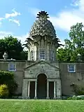 Ein altes Gebäude in Schottland, mit einem Dach, das wie eine Ananas aussieht.