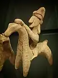 Vor etwa 2500 Jahren hat jemand diese Figuren aus Terrakotta gemacht. Das ist eine Art Ton.
