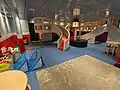 Dieser Spielplatz befindet sich auf einem großen Kreuzfahrtschiff.