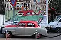 Eine Ausstellung auf der Straße: ein Auto aus einem Comic, wie es in echt aussieht.
