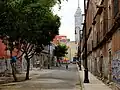 Kinder mit Skateboards, im Hintergrund sieht man den Torre Latinoamericana.