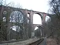 Darüber spannt sich die Elstertalbrücke, die zweithöchste Ziegelsteinbrücke der Welt.
