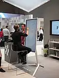Auf der Internationalen Funkausstellung in Berlin: Zeichner mit riesigem Schirm.