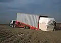 Ein gepresster Baumwollballen füllt gleich einen Lastwagen.