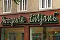 Sütterlinschrift bei einem Laden: „Drogerie Lütjens“